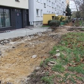 Przebudowa chodnika na Piekarach
