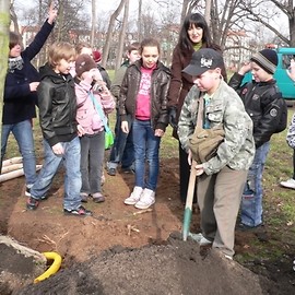 Uczniowie Zespołu Szkół Integracyjnych ufundowali dla Parku czerwone buki