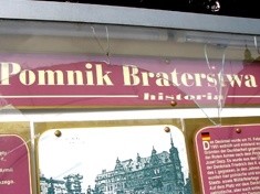 Wandale zaatakowali w kilku miejscach