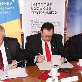 W Legnicy samorządowcy podpisali umowę w sprawie powiązań transportowych w Legnicko-Głogowskim Obszarze Funkcjonalnym