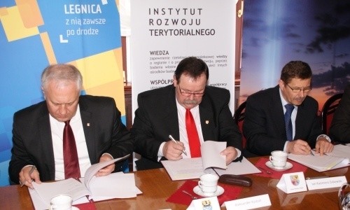 W Legnicy samorządowcy podpisali umowę w sprawie powiązań transportowych w ...