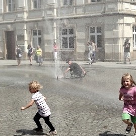 Trochę wody dla ochłody – przed nami upalny weekend, w rynku staną kurtyny wodne