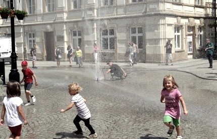 Trochę wody dla ochłody – przed nami upalny weekend, w rynku staną kurtyny wodne