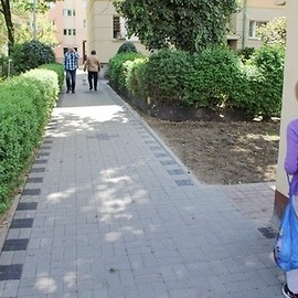 Wyremontowany chodnik i podwórze w centrum miasta
