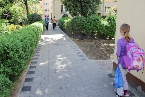 Wyremontowany chodnik i podwórze w centrum miasta