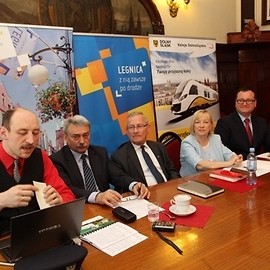 Taniej, szybciej, wygodniej. Zintegrowany bilet na kolej i komunikację miejską w Legnicy