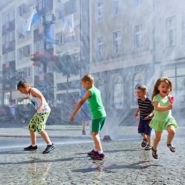 Uff, jak gorąco! Na upały – kurtyna wodna w legnickim Rynku