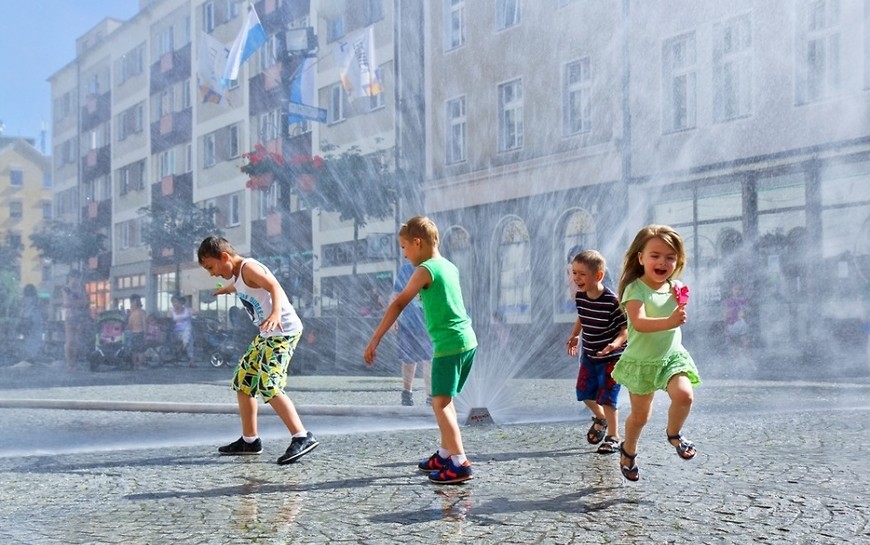 Uff, jak gorąco! Na upały – kurtyna wodna w legnickim Rynku