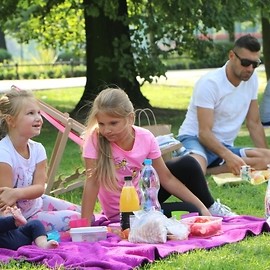 Udane śniadanie na trawie