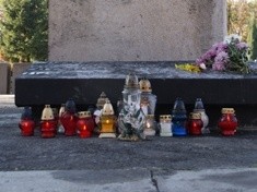 Zapłonęły znicze na grobach zasłużonych legniczan