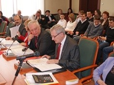 Z sesji Rady Miejskiej: • Czesław Kozak Honorowym Obywatelem Miasta • Oddział TPD laureatem Nagrody Miasta • 5 osób z odznaką „Zasłużonego dla Legnicy” • Zmiany w budżecie na 2013 r. przyjęte