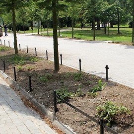 Złodzieje ukradli nowiutkie ogrodzenie przy al. Orła Białego