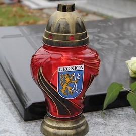 Znicze pamięci na grobach zasłużonych legniczan