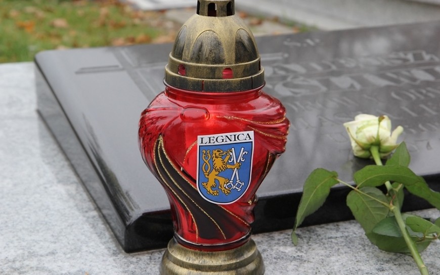 Znicze pamięci na grobach zasłużonych legniczan
