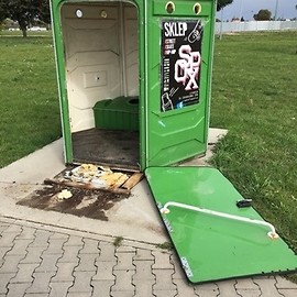 Zniszczenia na skateparku