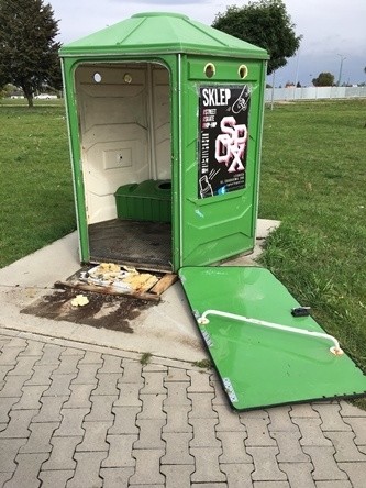 Zniszczenia na skateparku
