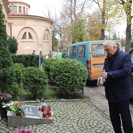 Znicze pamięci na grobach legniczan