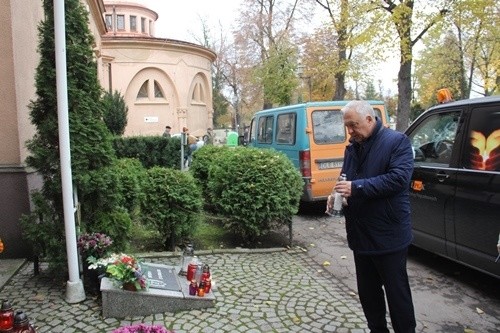Znicze pamięci na grobach legniczan