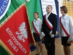 Legnicka „osiemnastka” na swe 50. urodziny otrzymała sztandar i imię Jana Brzechwy