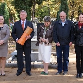 Kapsuła czasu pod pamiątkowym krzyżem na Cmentarzu Komunalnym