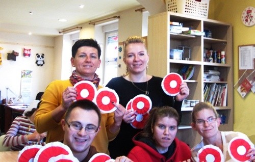 Białoczerwone chorągiewki i kotyliony dla legniczan