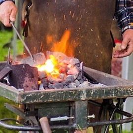 Ludzie w żelaznych maskach. XV Turniej Kowali „O Srebrne Klucze Legnicy” (Park Miejski 24 –25 maja 2014 r.)