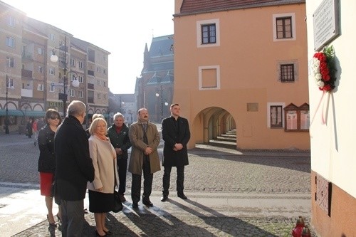 Kwiaty i znicze upamiętniły Jerzego Szmajdzińskiego i Ryszarda Kaczorowskiego
