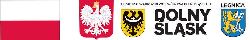 Logotypy przedstawiające od lewej Flagę i Godło Państwowe, godło Województwa Dolnośląskiego przedstawia czarnego orła w polu złotym. Przez skrzydła i tułów orła przepływa srebrna przepaska w kształcie półksiężyca, na której środku znajduje się srebrny krzyż - napis DOLNY ŚLĄSK, herb Legnicy przedstawia w błękitnym polu, wspiętego złotego lwa zwróconego w lewo, trzymającego w łapach dwa, skrzyżowane srebrne klucze 