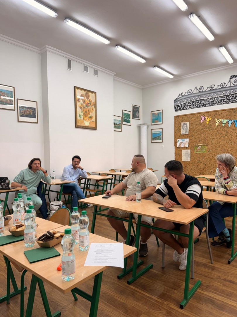 Zdjęcie przedstawia mieszkańców podczas spotkania inauguracyjnego