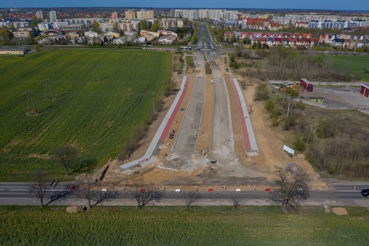Zdjęcie z lotu ptaka przedstawiające ul. Sikorskiego w trakcie przebudowy.