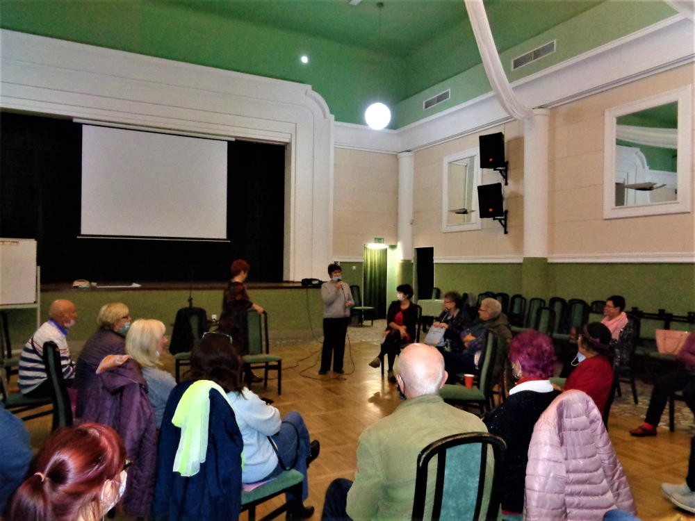 Zdjęcie nr 1 ze spotkania podsumowującego projekt „Aktywizacja społeczna osób starszych pt. Ogród + Humor = Zdrowie”, które odbyło się w Szkolnym Schronisku Młodzieżowym w Legnicy 19 października 2020 r.