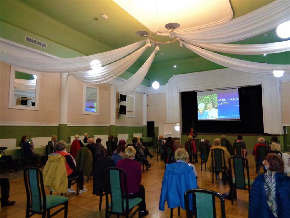 Zdjęcie nr 2 ze spotkania podsumowującego projekt „Aktywizacja społeczna osób starszych pt. Ogród + Humor = Zdrowie”, które odbyło się w Szkolnym Schronisku Młodzieżowym w Legnicy 19 października 2020 r.