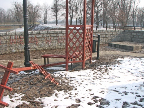 Wandale zniszczyli wypoczynkową enklawę na promenadzie