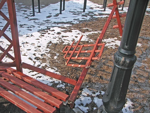 Wandale zniszczyli wypoczynkową enklawę na promenadzie
