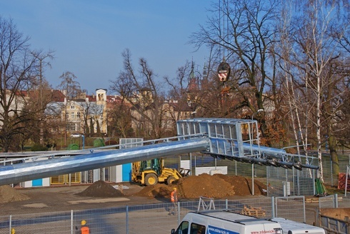 Na stadionie ustawione zostały cztery maszty o wysokości około 40 metrów.