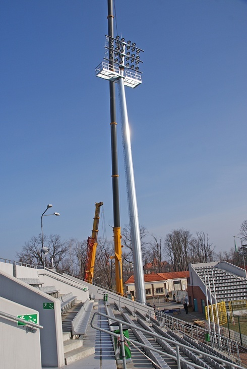 Na stadionie ustawione zostały cztery maszty o wysokości około 40 metrów.