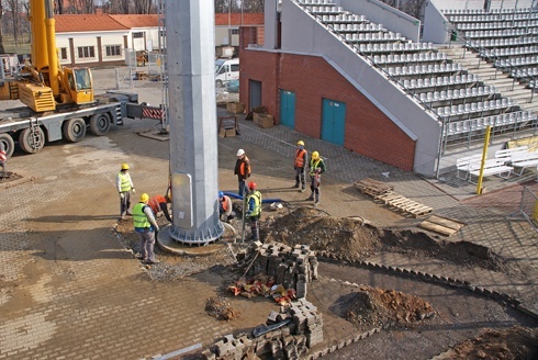 Na stadionie ustawione zostały cztery maszty o wysokości około 40 metrów.