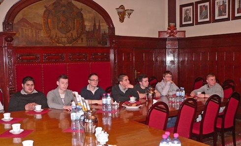 Młodzi mechanicy z Francji z wizytą w Ratuszu