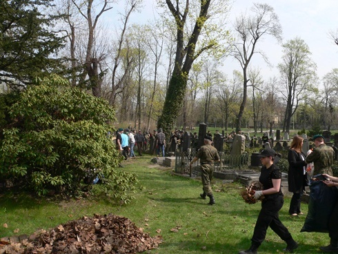 Społeczne sprzątanie Cmentarza Żydowskiego
