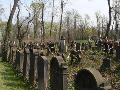 Społeczne sprzątanie Cmentarza Żydowskiego