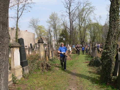 Społeczne sprzątanie Cmentarza Żydowskiego