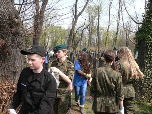 Społeczne sprzątanie Cmentarza Żydowskiego