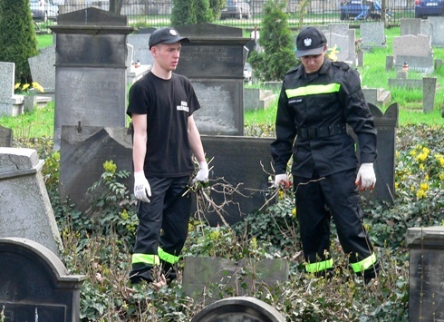 Społeczne sprzątanie Cmentarza Żydowskiego
