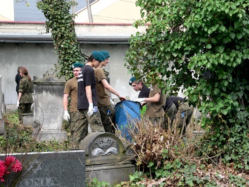 Społeczne sprzątanie Cmentarza Żydowskiego