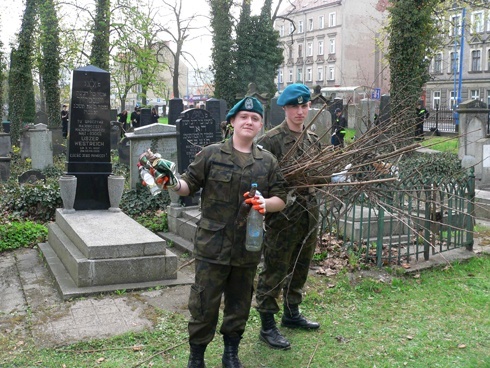 Społeczne sprzątanie Cmentarza Żydowskiego