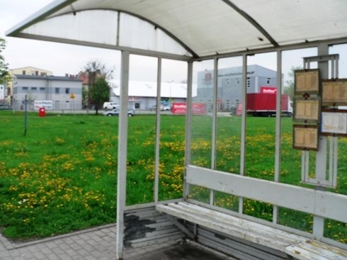 Wandale schwytani na gorącym uczynku.  Rozbili kolejną wiatę przystankową