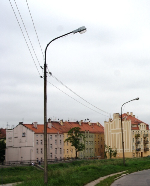 Kończy się remont schod&oacute;w kładki na Witelona, wkr&oacute;tce nowe oświetlenie przy Nadbrzeżnej
