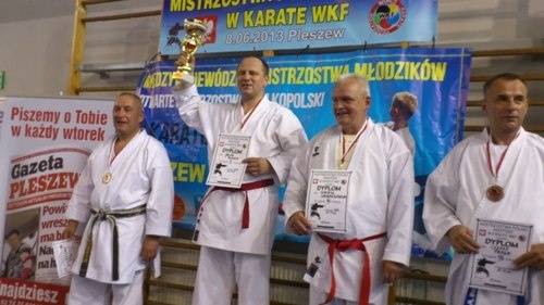 Deszcz medali dla legnickich karatek&oacute;w