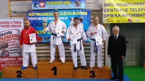 Deszcz medali dla legnickich karatek&oacute;w