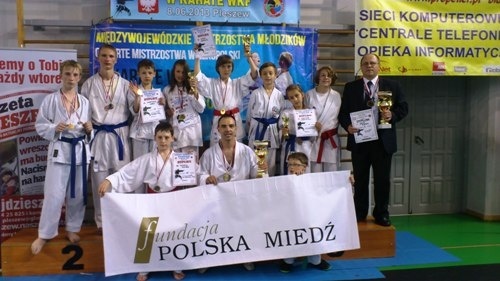 Deszcz medali dla legnickich karatek&oacute;w